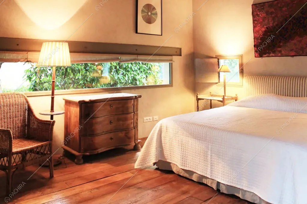 Camera da letto della villa Giba, location in stile moderno a Latina