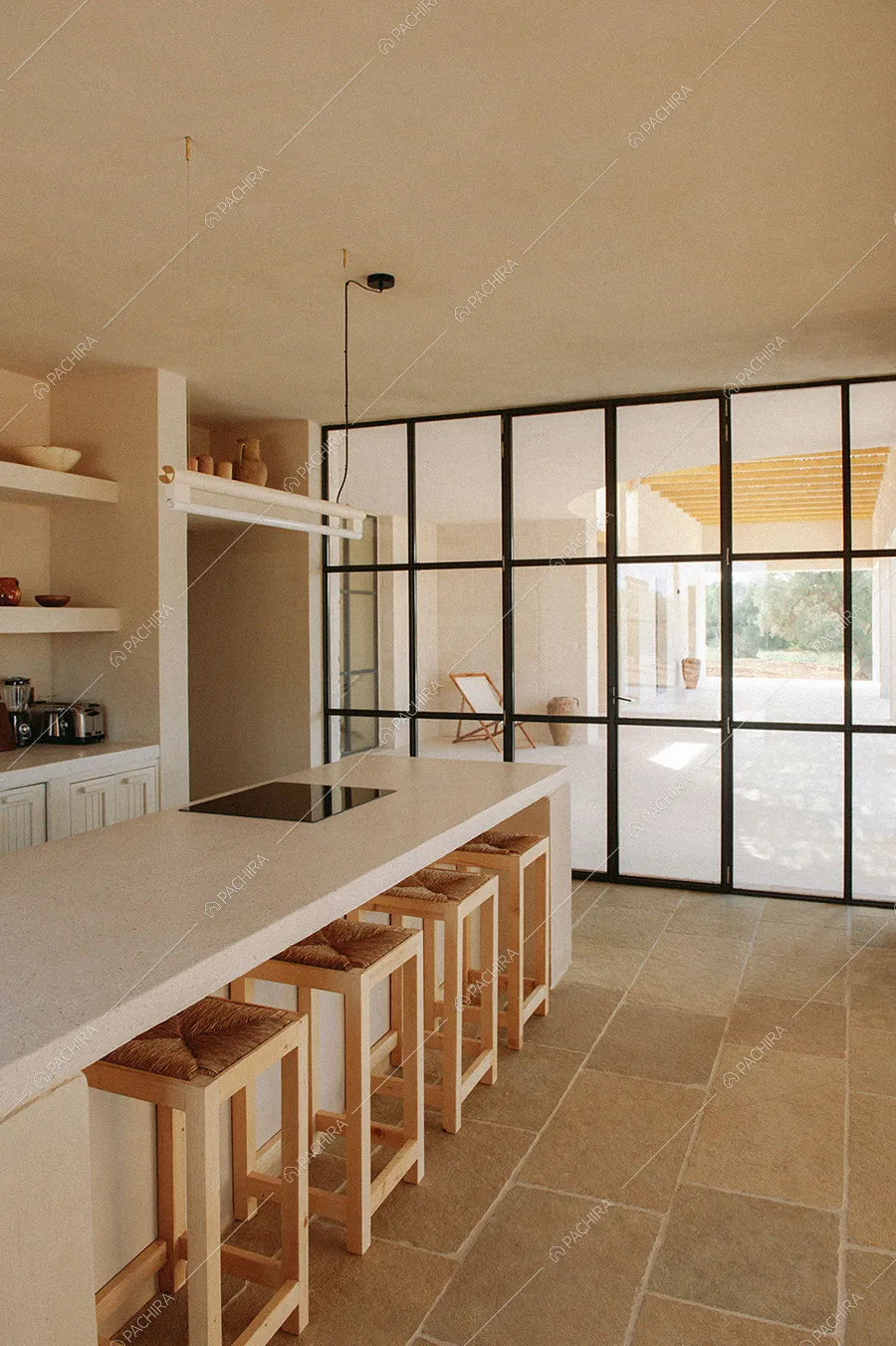 Cucina a isola della villa Malacca, location in stile contemporaneo a Brindisi