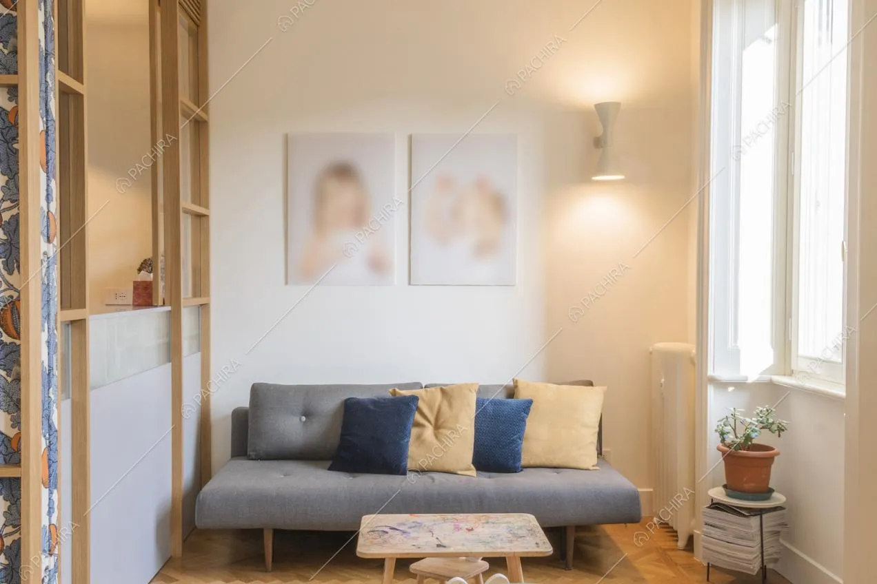 Salottino con divano, tavolino e applique