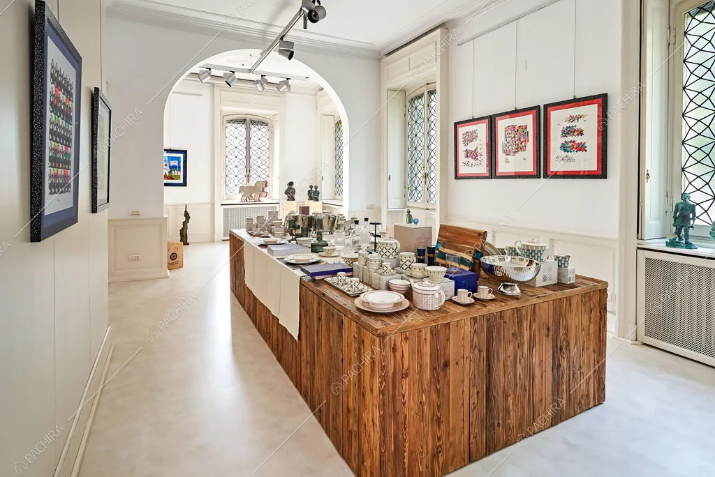 Isola in legno nella sala della dimora storica Cerimoya, location in stile liberty a Milano