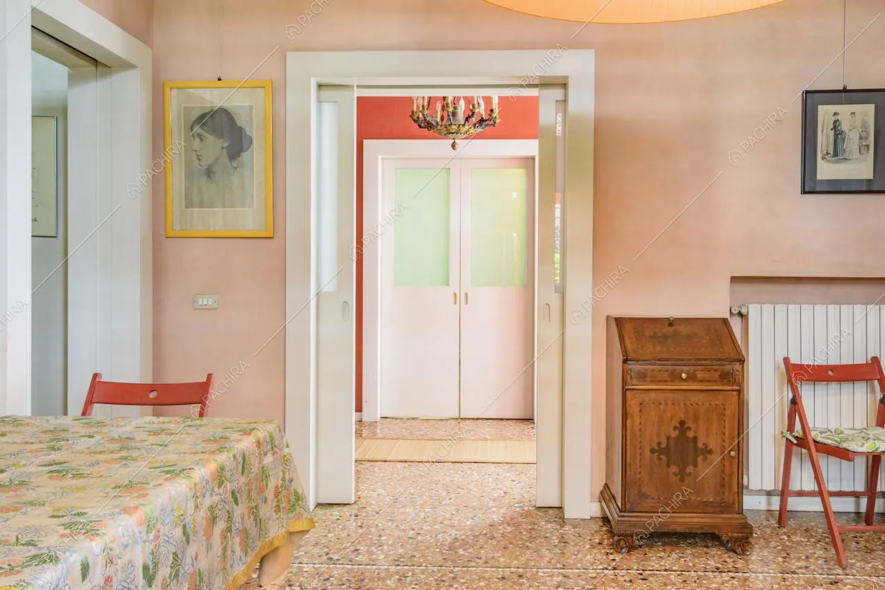 Sala da pranzo con arredi d'epoca