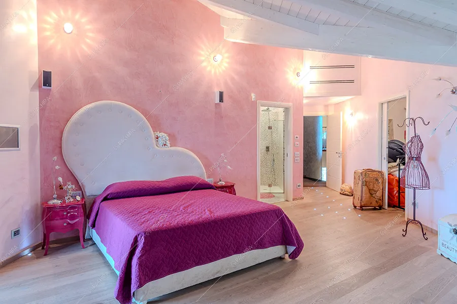 Camera da letto della villa Caucaso, location in stile moderno ad Alessandria