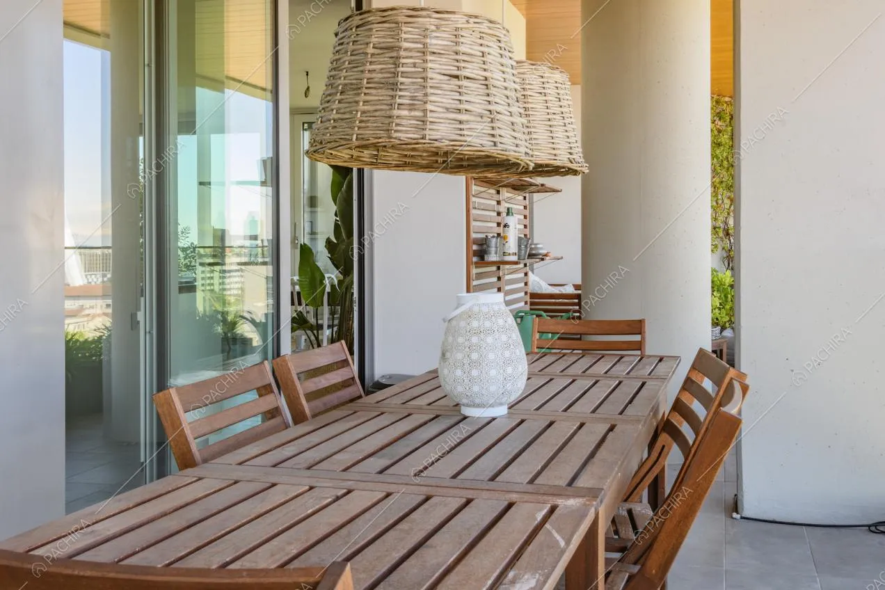 Tavolo con sedie e lampade sulla terrazza 