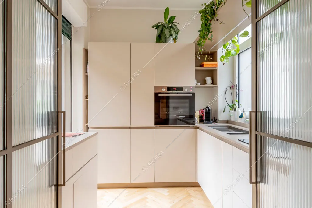 Cucina a parete dell'appartamento Capsico, location in stile contemporaneo a Milano