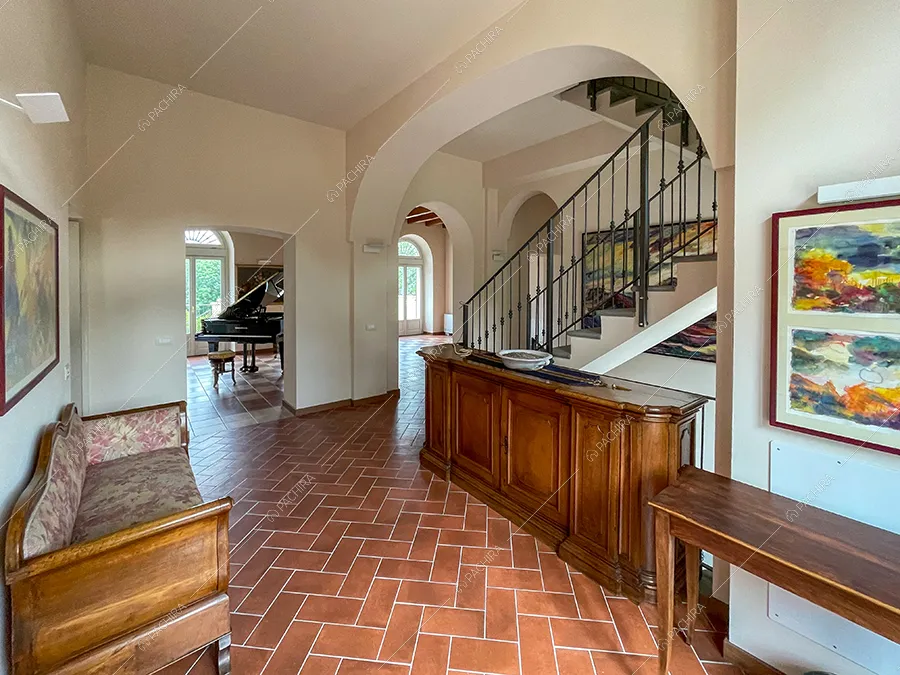 Atrio della villa Parnaso, location in stile classico a Lecco