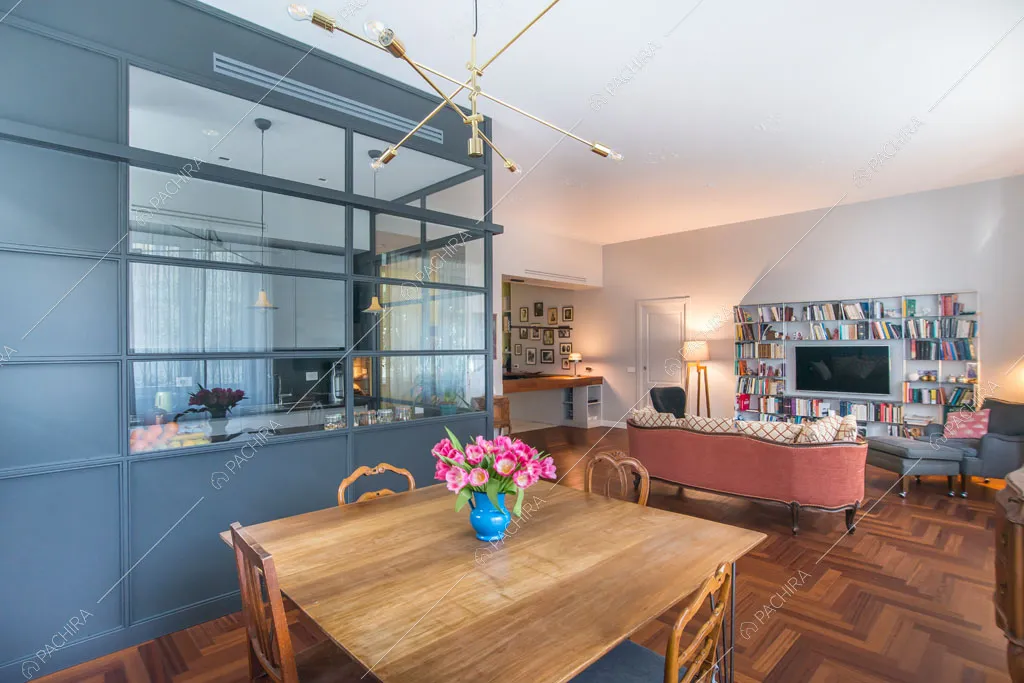 Zona living dell'appartamento Grifola, location in stile contemporaneo a Roma