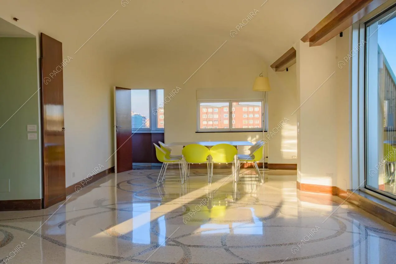 Luminosa sala con pavimento in marmo, porta-finestra scorrevole e pareti bianche