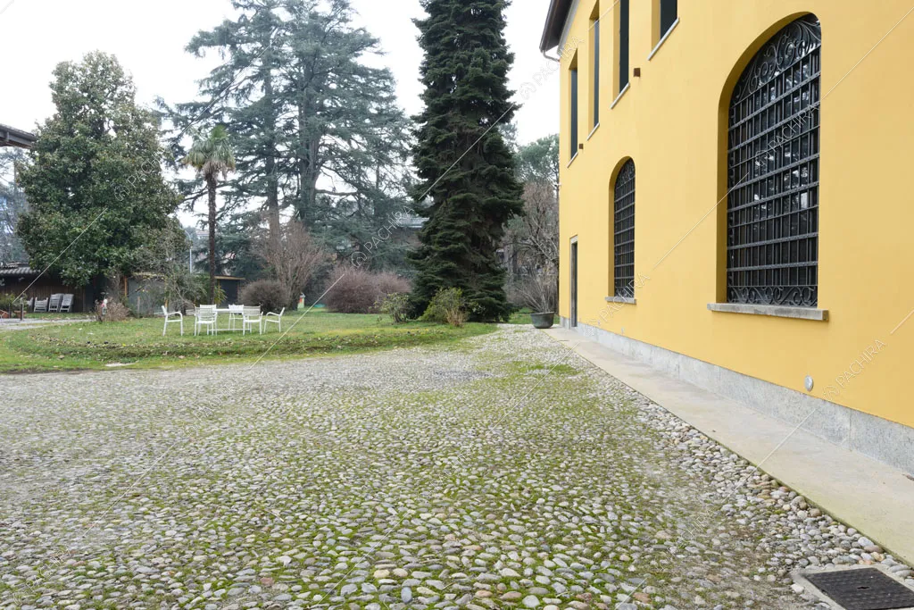 Giardino dell'appartamento Fiore di porro, location in stile minimal a Monza