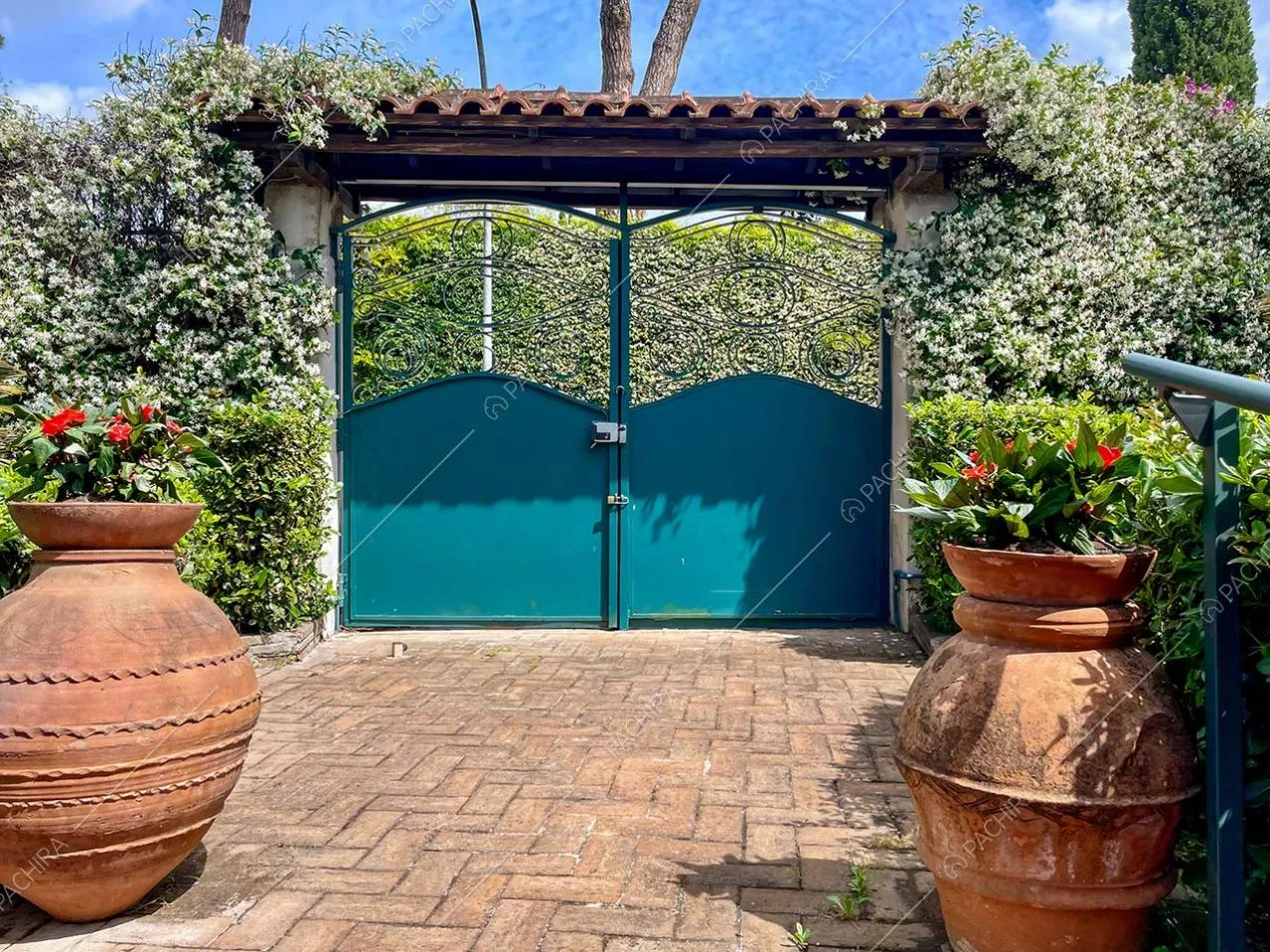 Cancello della villa Apatite, location in stile classico a Roma