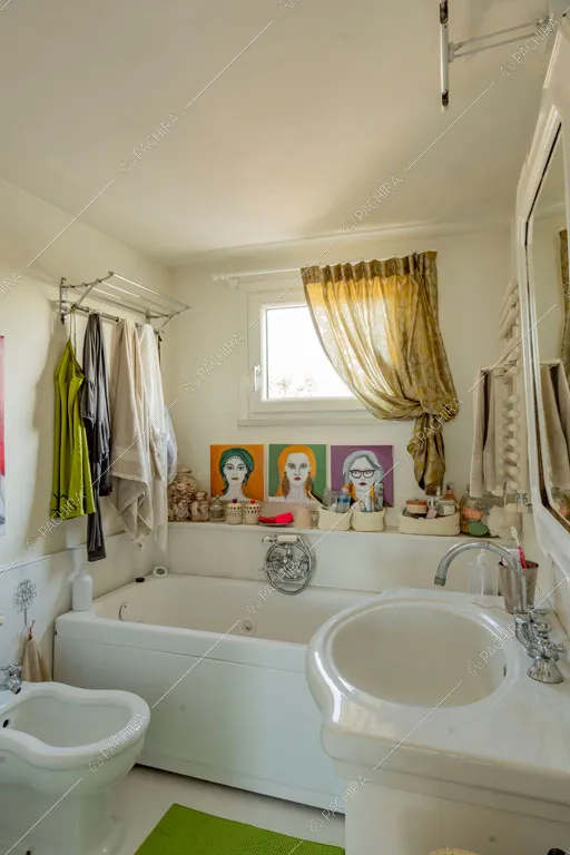 Bagno dell'attico Elbrus, location in stile contemporaneo a Roma