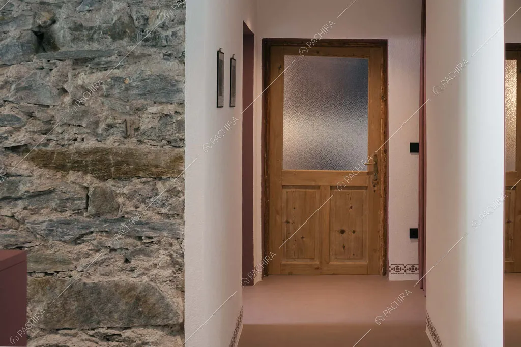 Corridoio della villa Botnia, location in stile contemporaneo a Bolzano