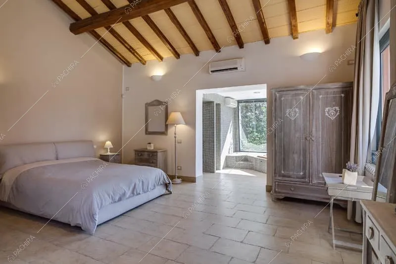 Camera da letto della villa Kunzite, location in stile moderno a Roma