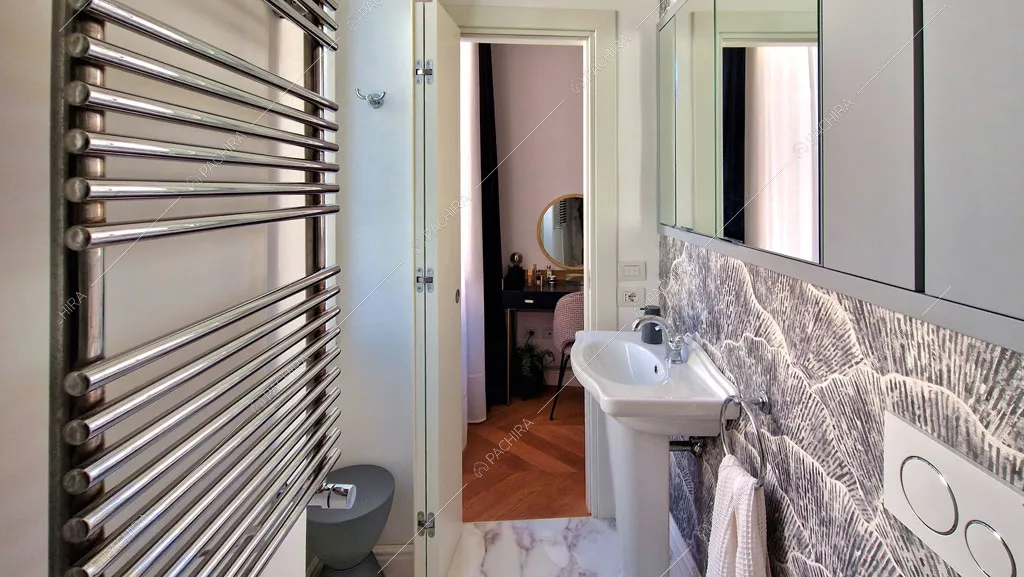 Bagno con pavimento in marmo dell'appartamento Barents, location in stile contemporaneo a Roma
