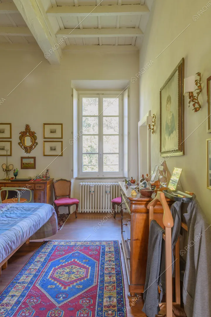 Soffitto a cassettoni nella camera da letto matrimoniale con pavimento in parquet