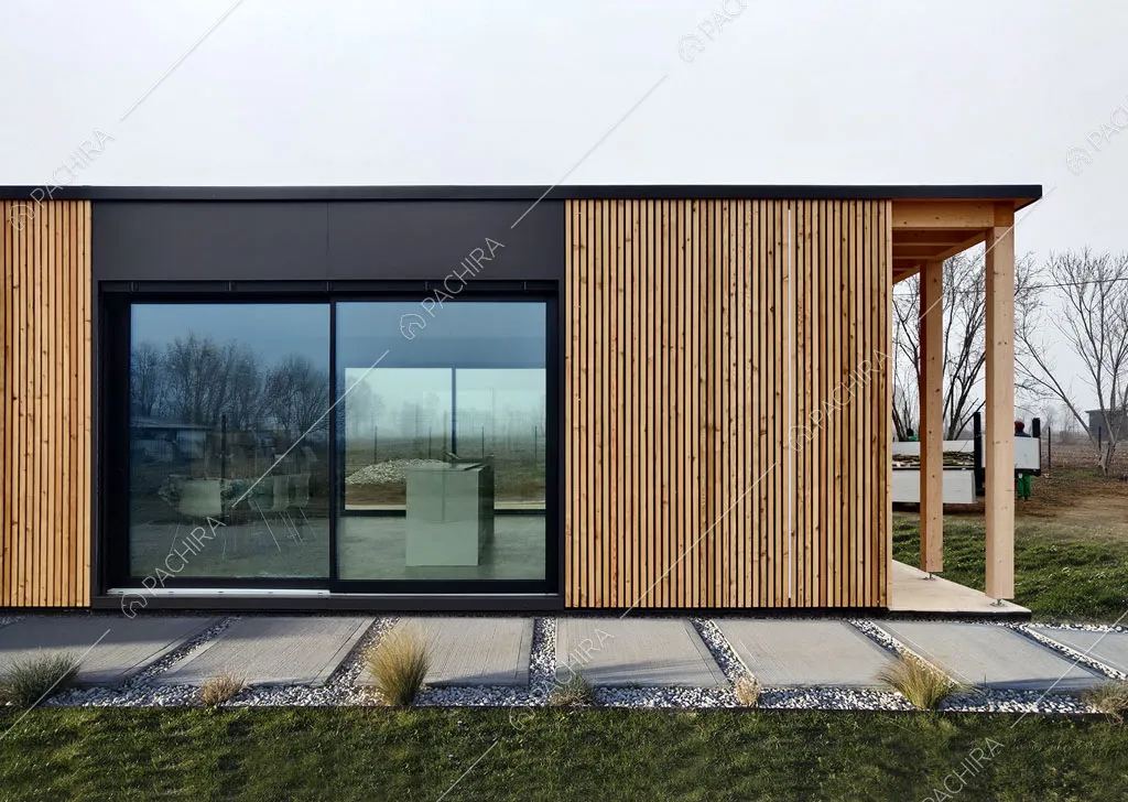 Dal giardino vista sul vialetto e sulla zona living tramite la porta-finestra