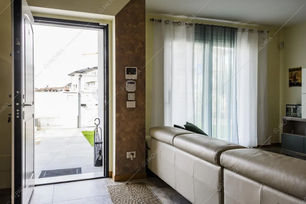 Dettaglio dell'ingresso della villa e del salotto