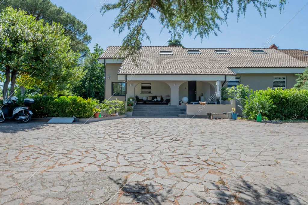 Cortile della villa Orinoco, location in stile contemporaneo a Roma