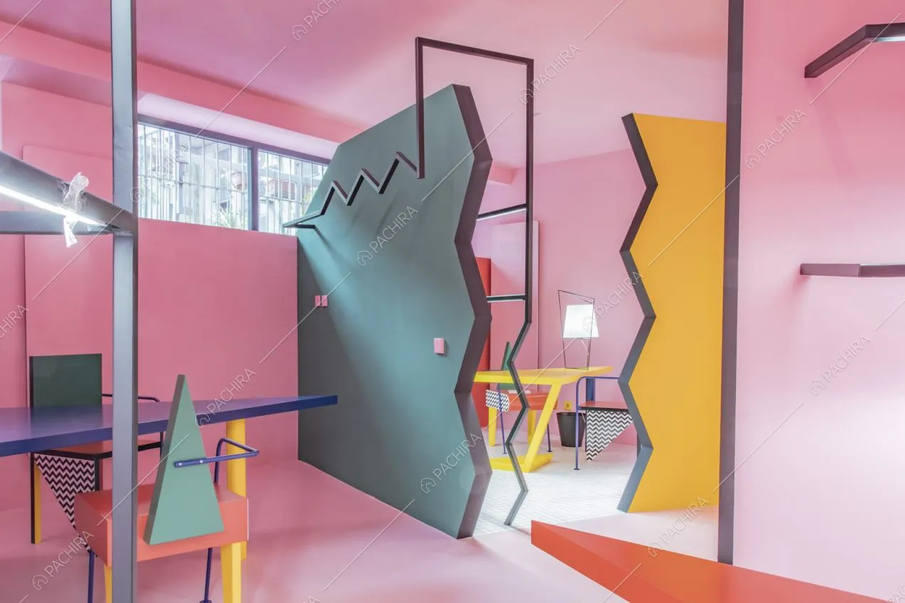 Pareti irregolari, muri rosa e elementi d'arredo di design
