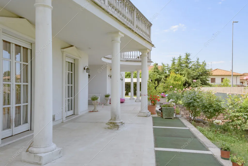Porticato con colonne bianche intorno alla villa