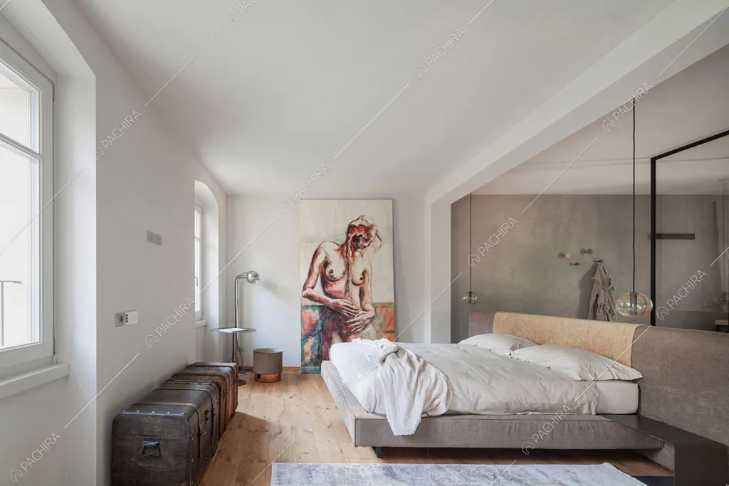 Camera da letto matrimoniale con pareti bianche della villa Ghibli, location in stile contemporaneo a Verona