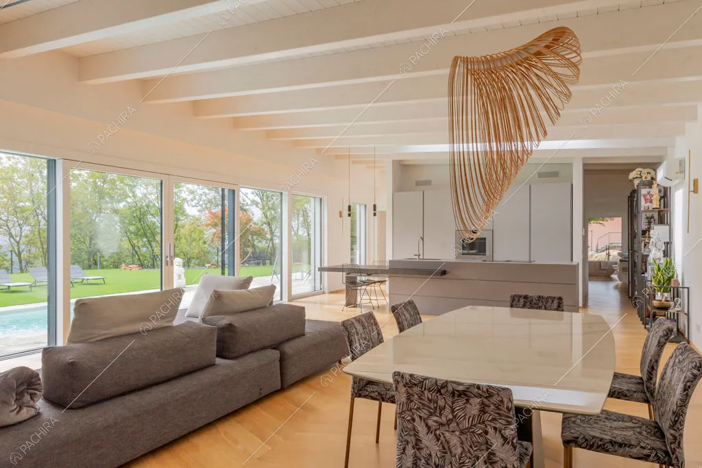 Zona living della villa Amazonite, location in stile contemporaneo a Varese