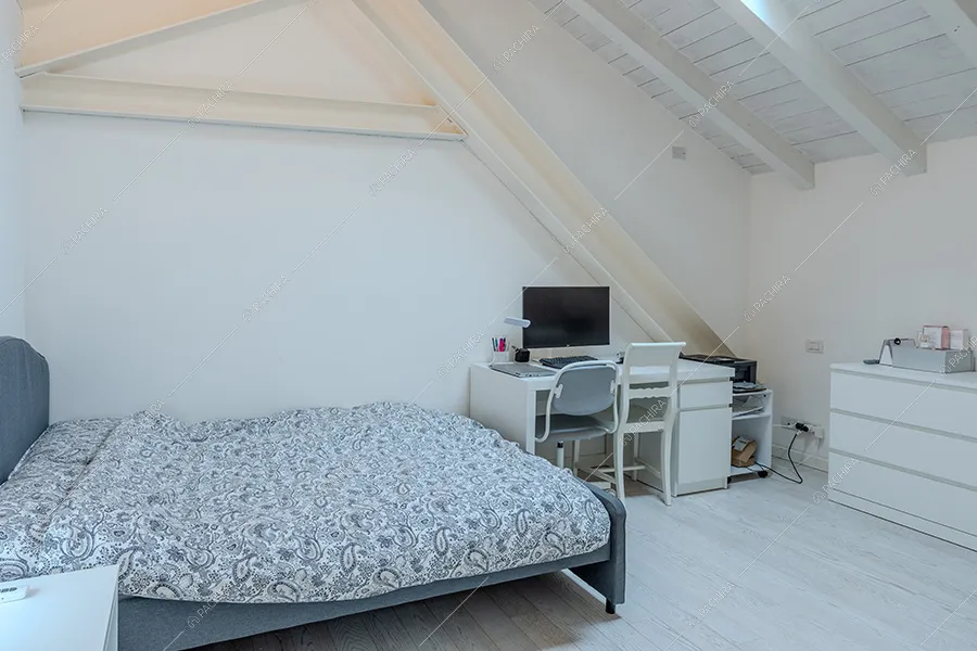 Camera da letto dell'appartamento Clorofilla, location in stile classico a Milano