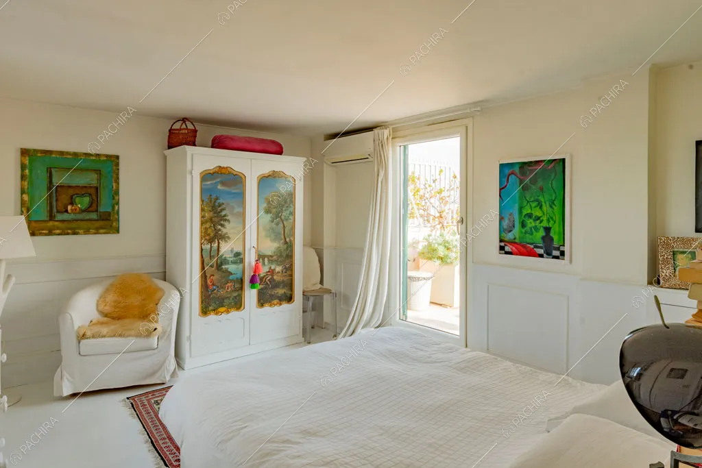 Camera da letto dell'attico Elbrus, location in stile contemporaneo a Roma