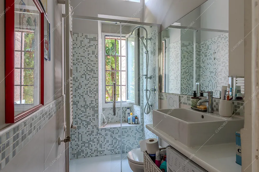 Bagno della villa Rame, location in stile classico a Milano