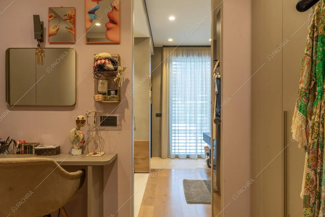 Toeletta da trucco nella camera da letto e vista sul bagno