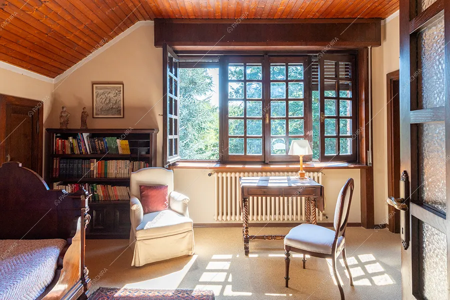 Camera da letto della villa Realgar, location in stile country a Milano