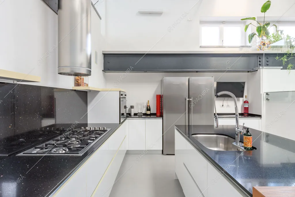 Cucina con fornelli a gas del loft Genepi, location in stile contemporaneo a Milano