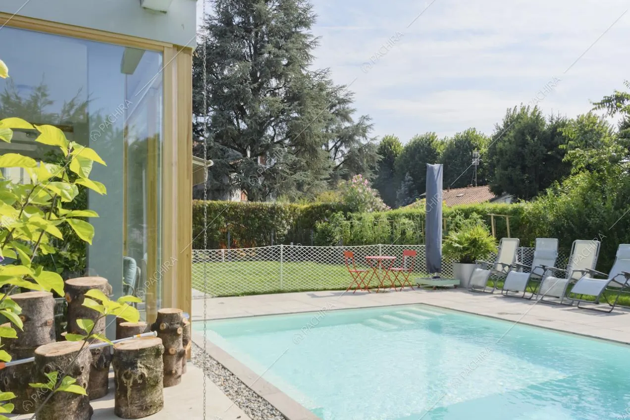 Piscina con sedie a sdraio disposte lungo il bordo