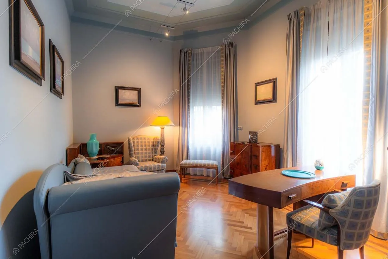 Camera da letto della villa Adamite, location in stile classico a Savona