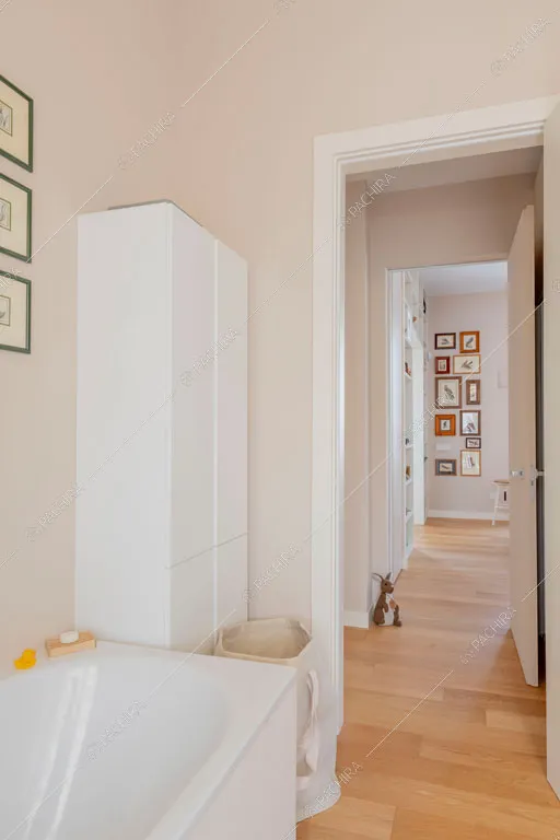 Bagno dell'appartamento Foehn, location in stile contemporaneo a Milano