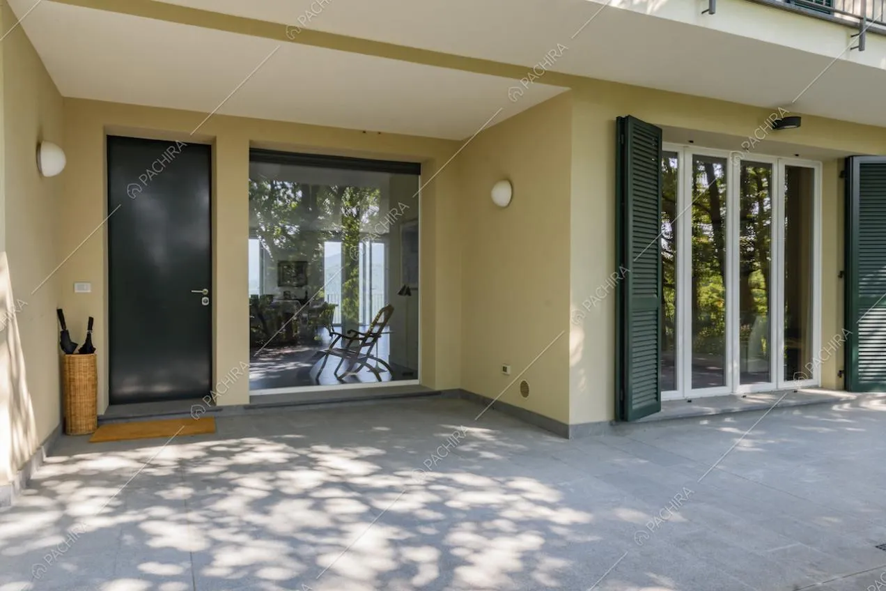 Ingresso della location con ampie vetrate e vista parziale sul balcone