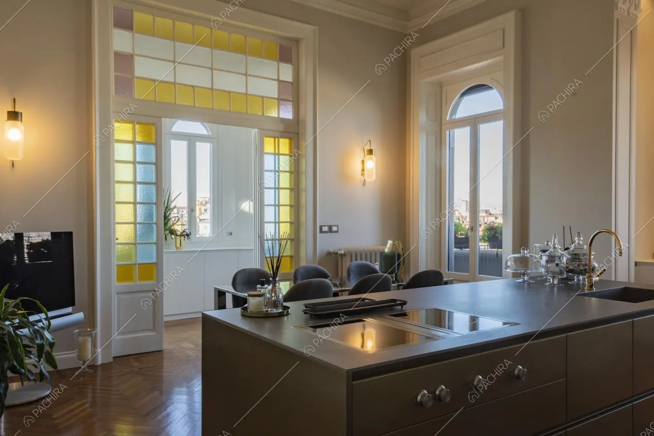 Grande cucina con porta vetrata e isola centrale