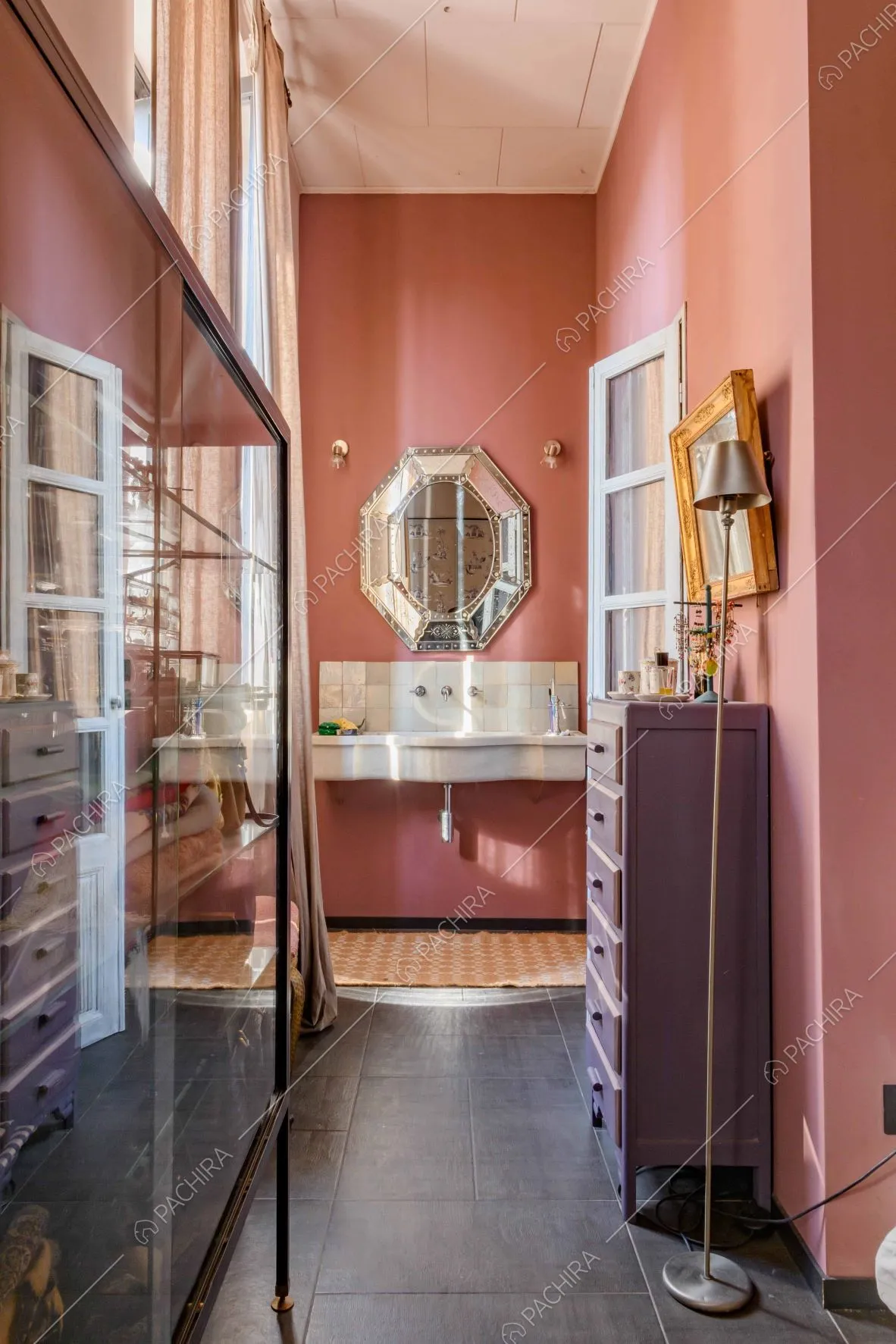 Vista sul bagno privato della location dalle pareti color marsala