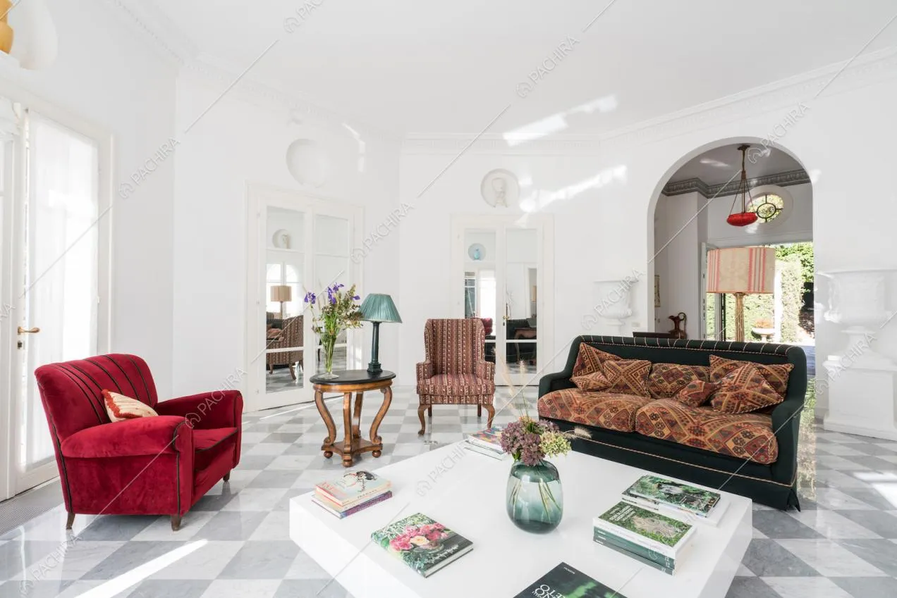 La grande sala con pavimento a scacchi
