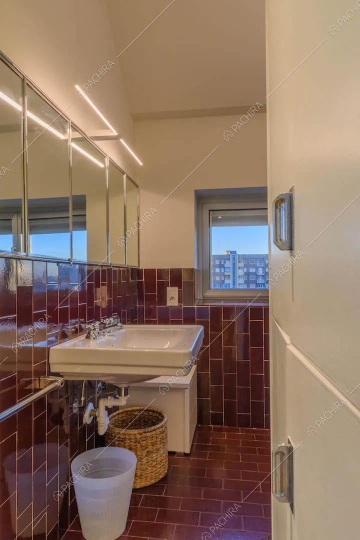 Bagno con pavimento e pareti in piastrelle rosse lucide