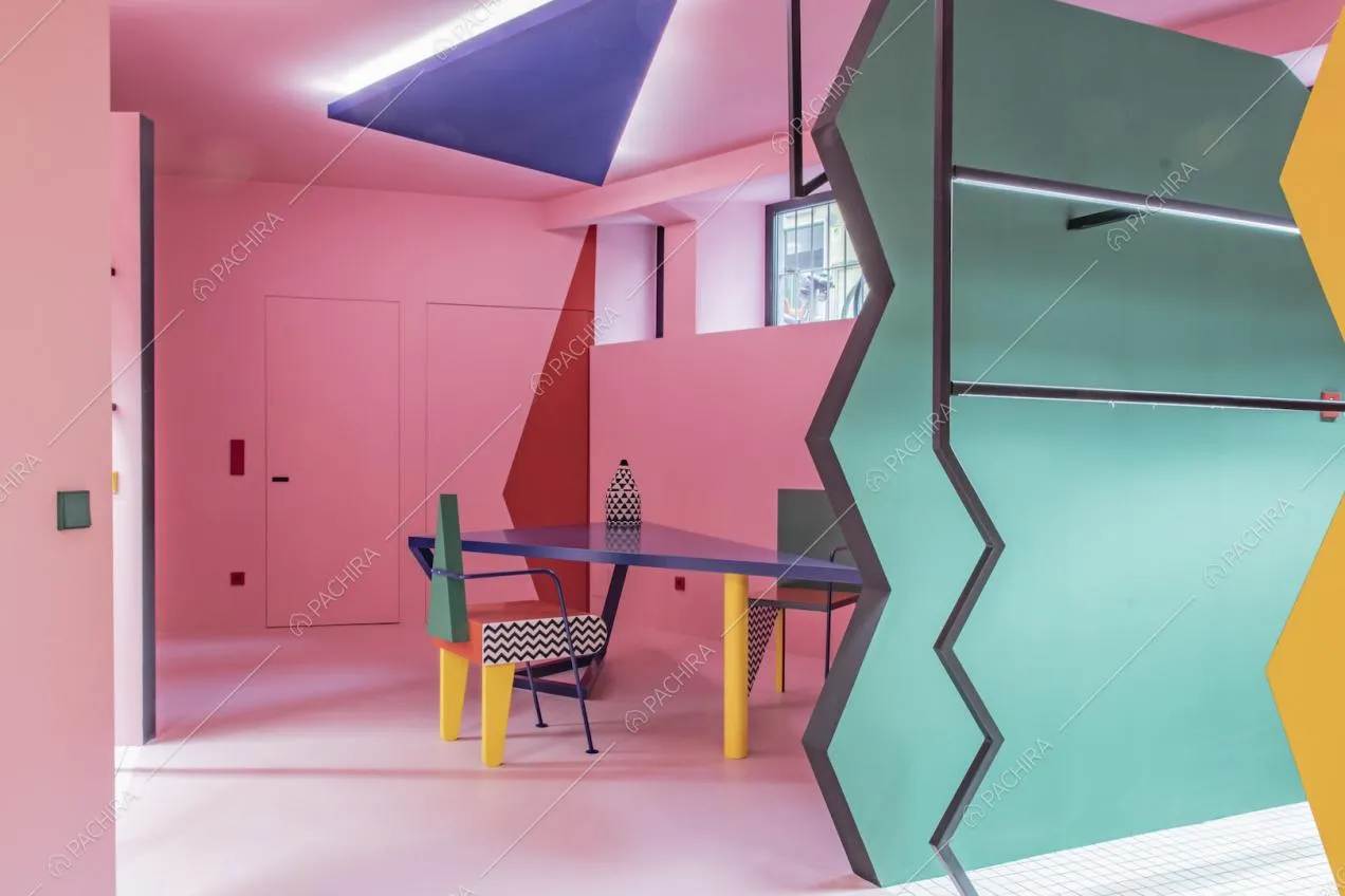 Porta irregolare verde e particolari della location Ambrosia