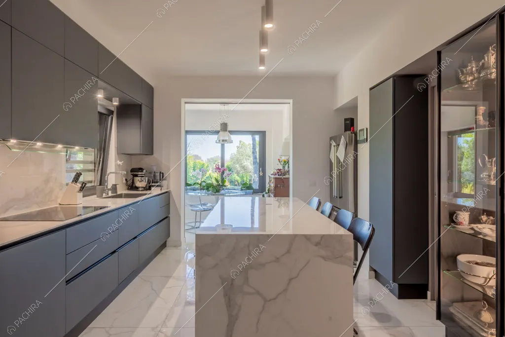 Cucina a isola della villa Orinoco, location in stile contemporaneo a Roma