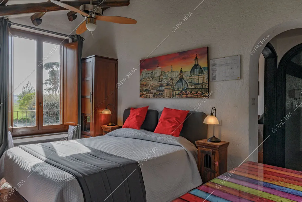 Camera da letto della villa Ebridi, location in stile rustico a Roma