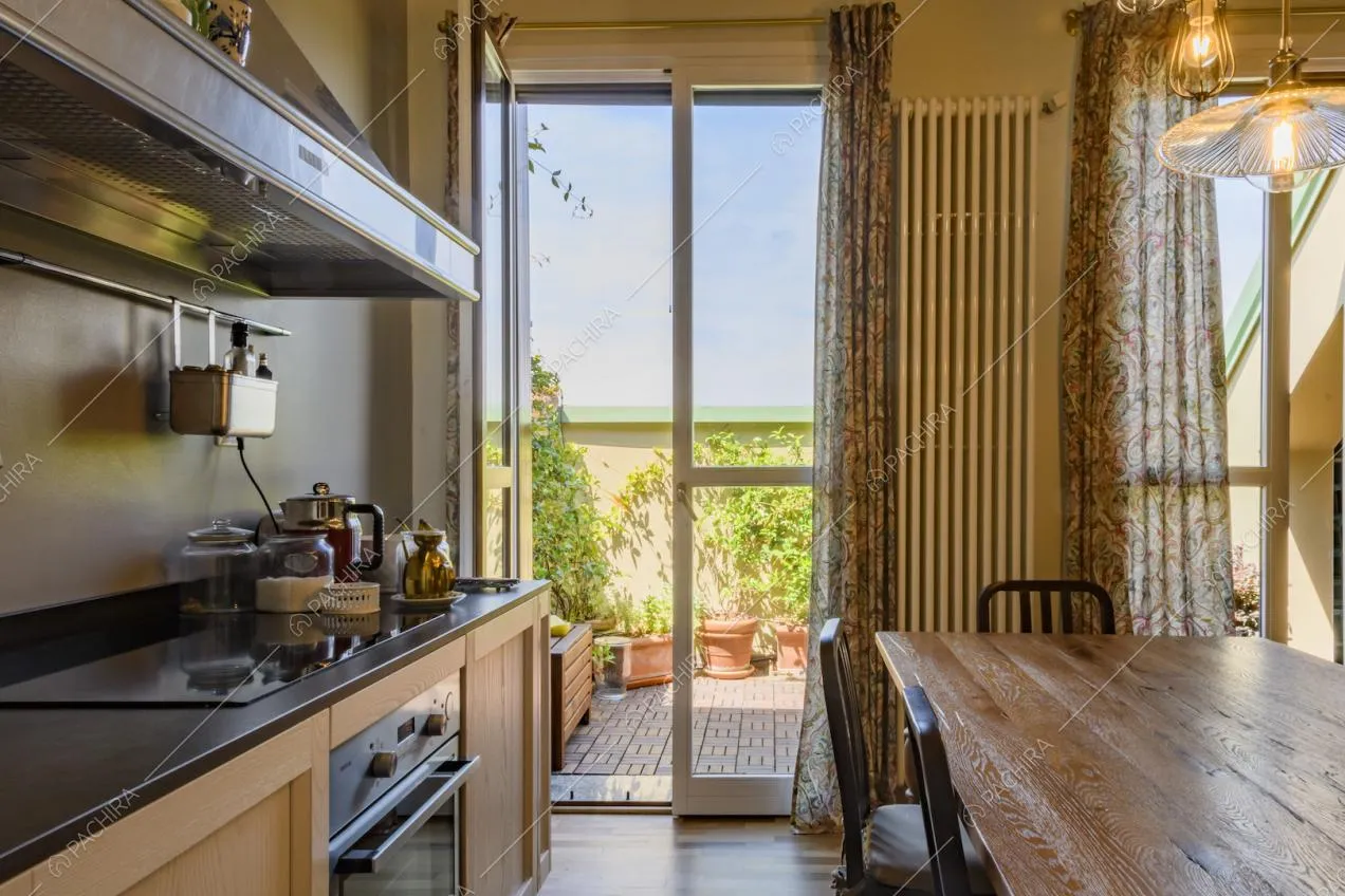 Scorcio sul terrazzino dalla zona cucina e piante in vaso