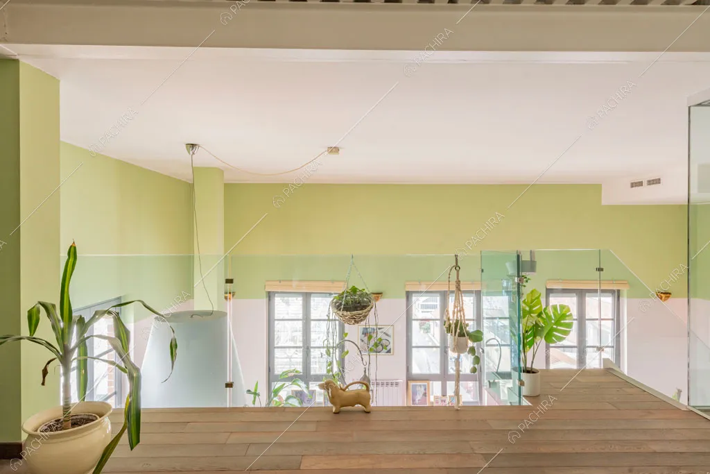 Pavimento in parquet sul soppalco del loft Cardamomo, location in stile contemporaneo a Milano