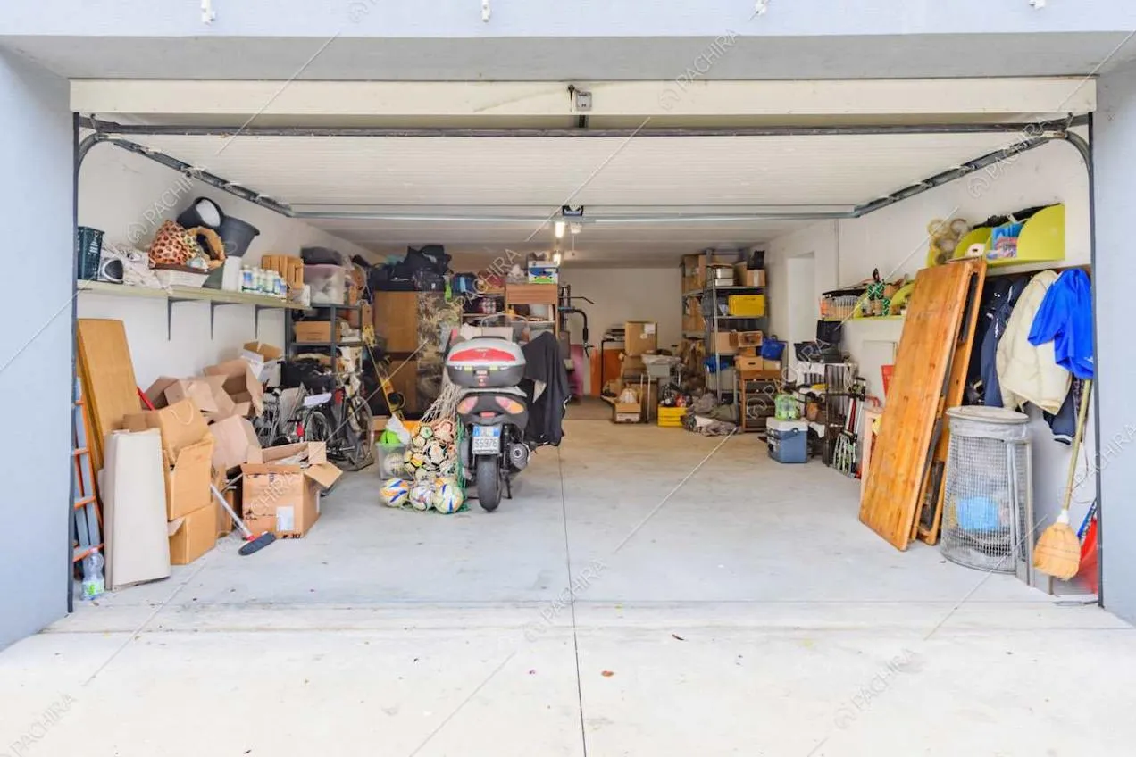 Grande garage con pavimento in cemento