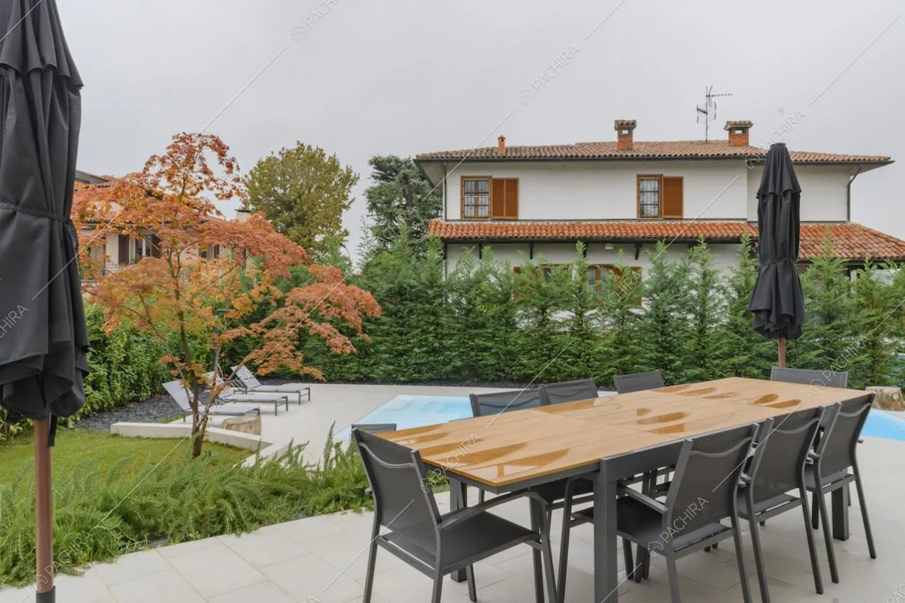 Tavolo da pranzo da esterni con vista sulla piscina della villa