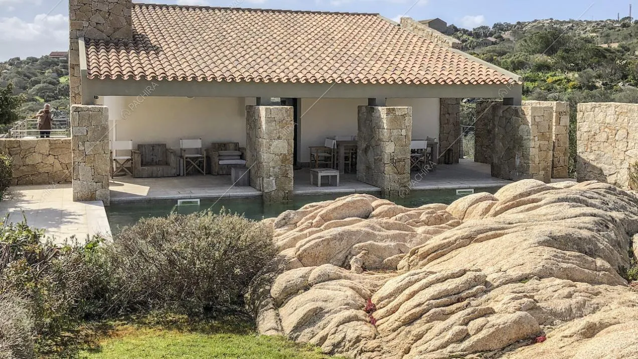 Portico con colonne in pietra e tetto di tegole