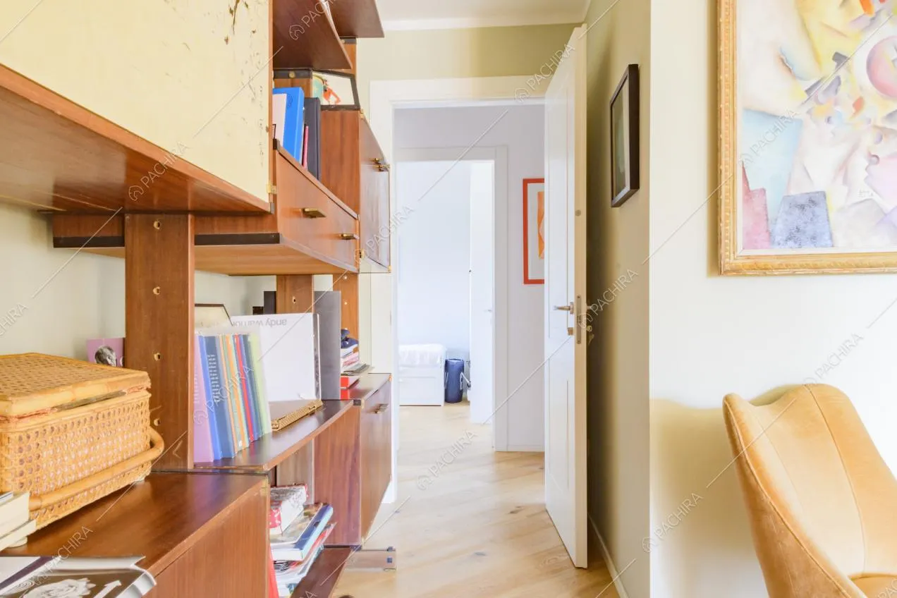 Dettaglio della libreria e pavimento in parquet