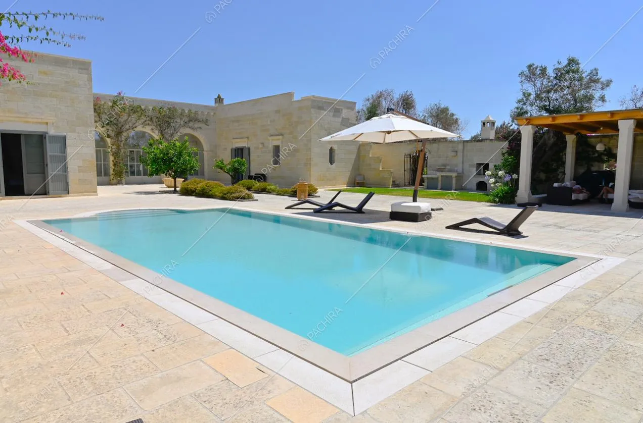 Nel cortile, piscina, gazebo e vista sulle porte-finestre in stile industriale