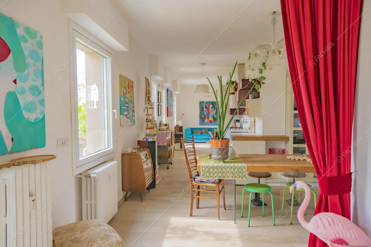 Veduta sulla sala da pranzo e sul primo soggiorno